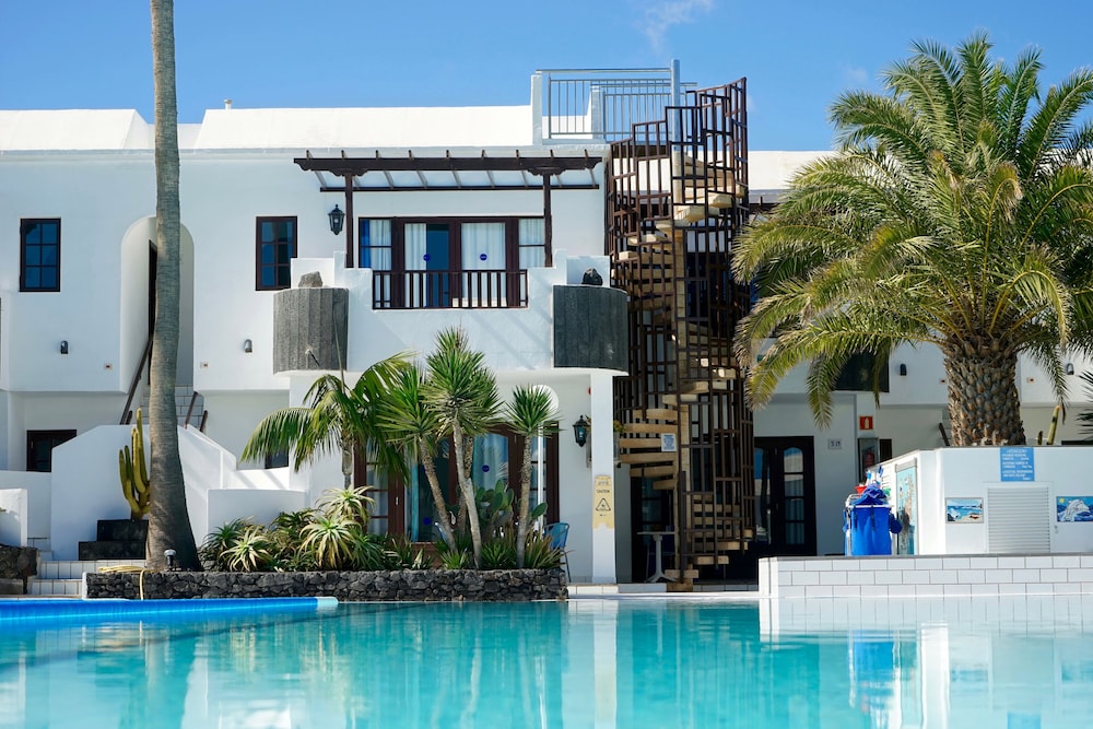 Apartamentos Plaza Azul — Hotel building in Puerto del Carmen, Canary Islands