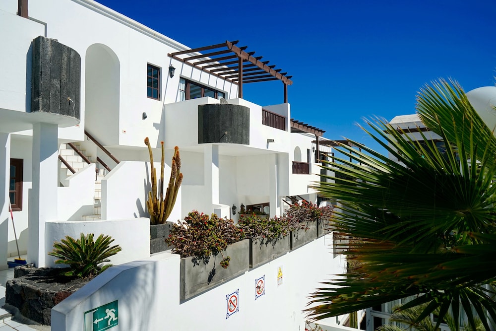 Apartamentos Plaza Azul — Hotel building in Puerto del Carmen, Canary Islands