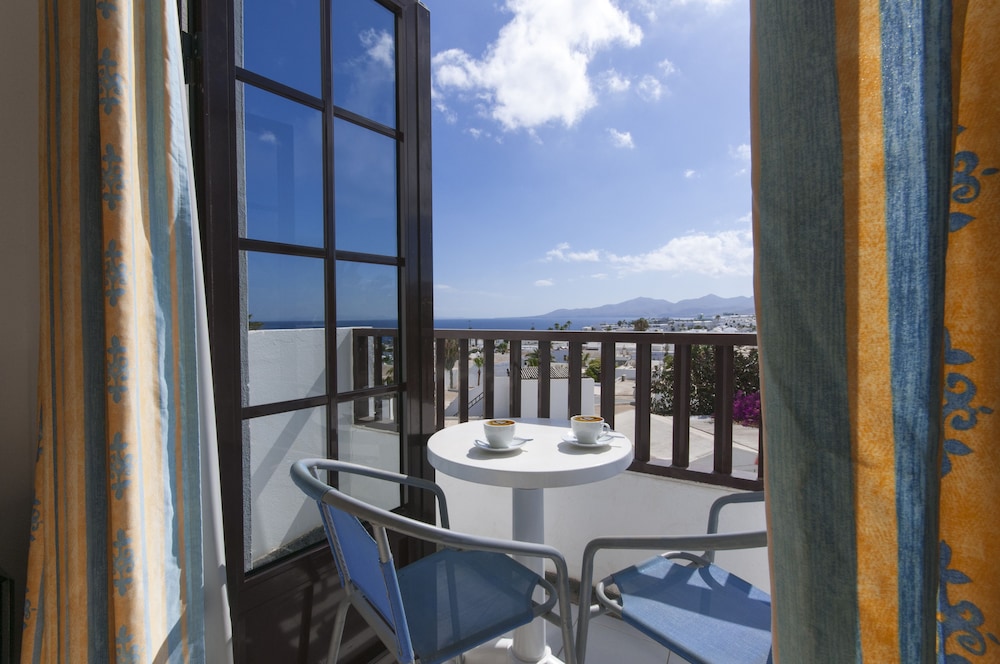 Apartamentos Plaza Azul — Hotel rooms in Puerto del Carmen, Canary Islands