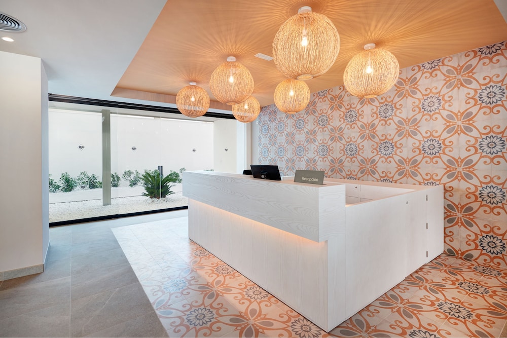 Protur Atalaya Apartamentos — Hotel building in Cala Millor, Balearic Islands