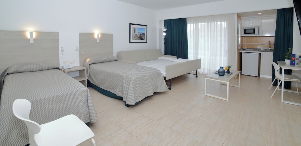 Aparthotel PYR Fuengirola — Hotel rooms in Fuengirola, Andalusia