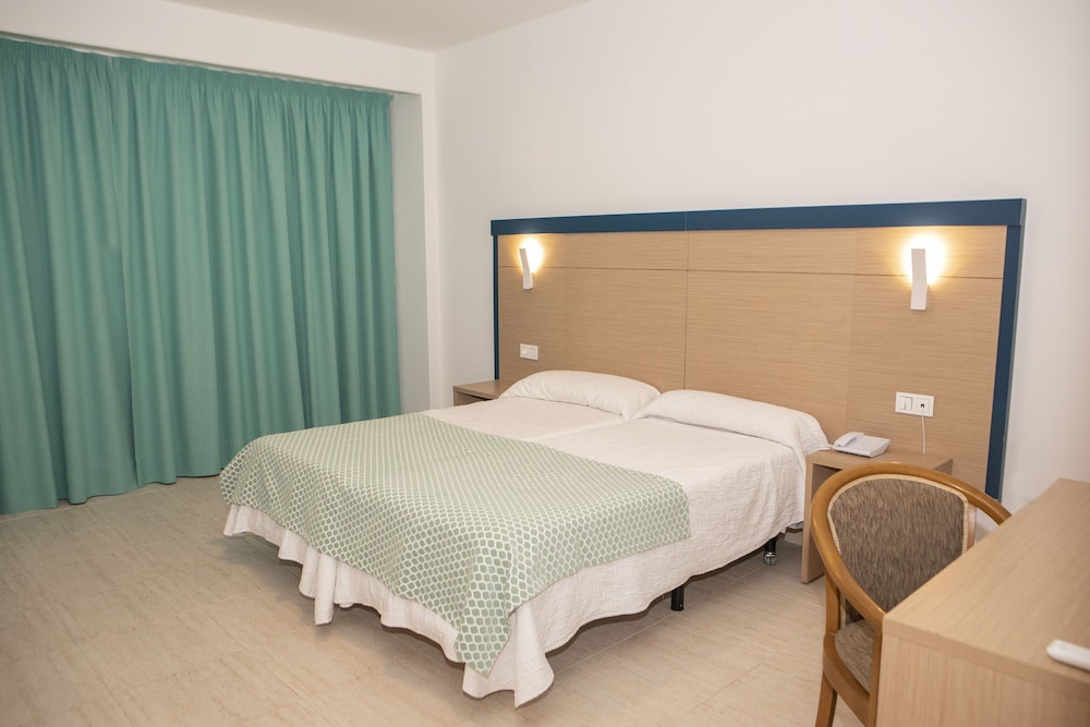 Aparthotel PYR Fuengirola — Hotel rooms in Fuengirola, Andalusia