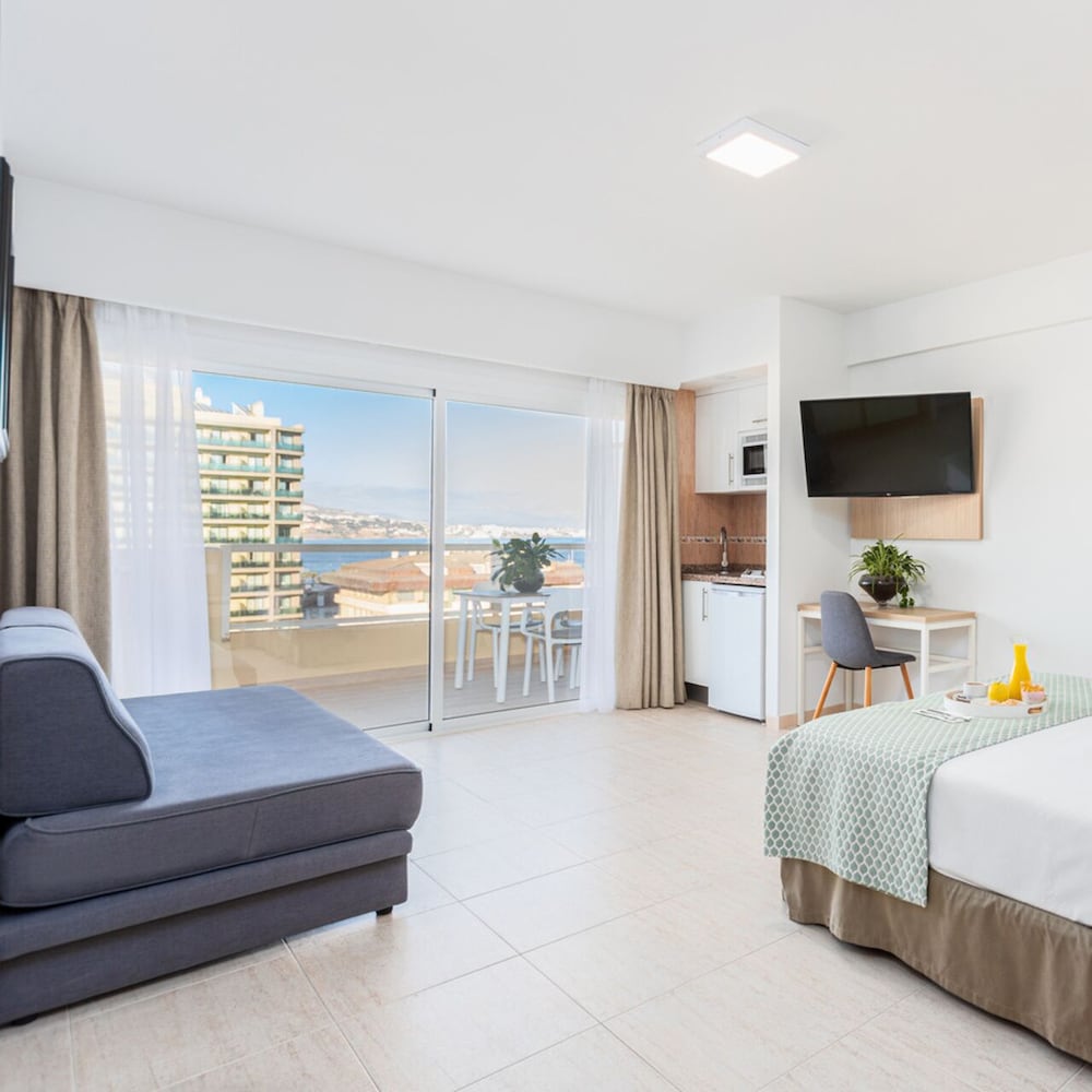 Aparthotel PYR Fuengirola — Hotel rooms in Fuengirola, Andalusia