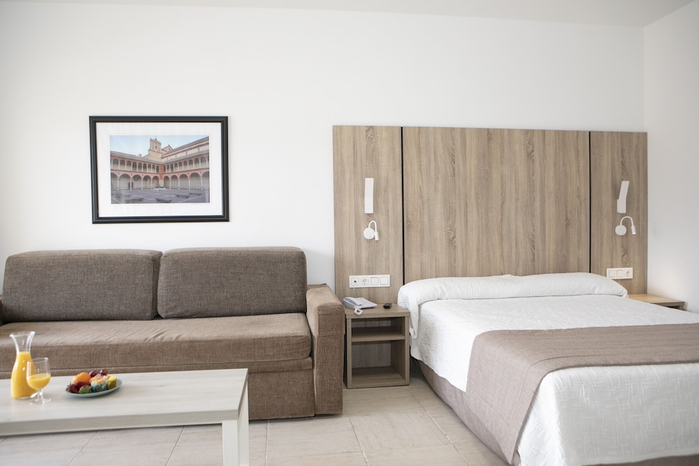 Aparthotel PYR Fuengirola — Hotel rooms in Fuengirola, Andalusia