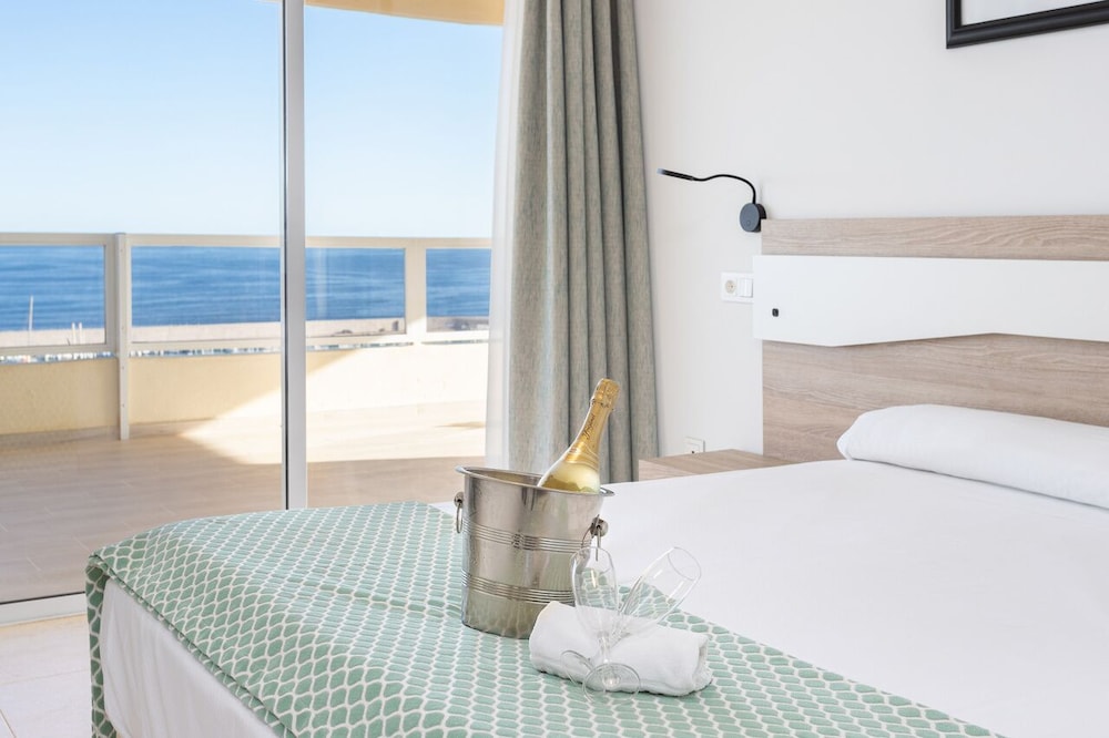 Aparthotel PYR Fuengirola — Hotel rooms in Fuengirola, Andalusia