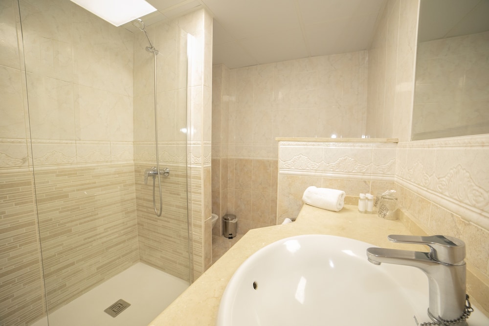 Aparthotel PYR Fuengirola — Hotel rooms in Fuengirola, Andalusia