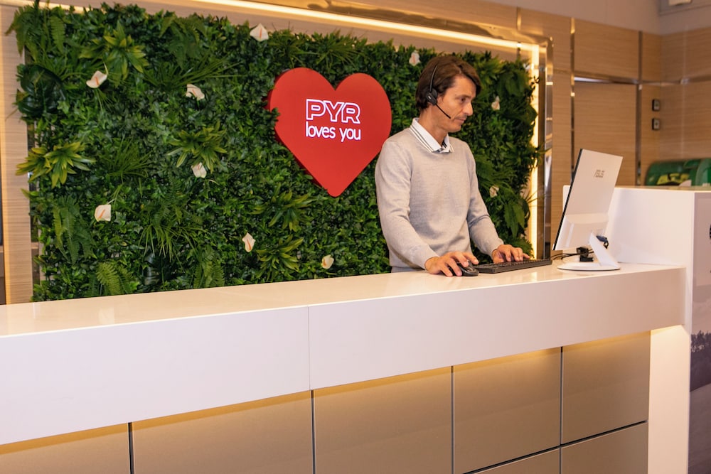 Aparthotel PYR Fuengirola — Hotel building in Fuengirola, Andalusia