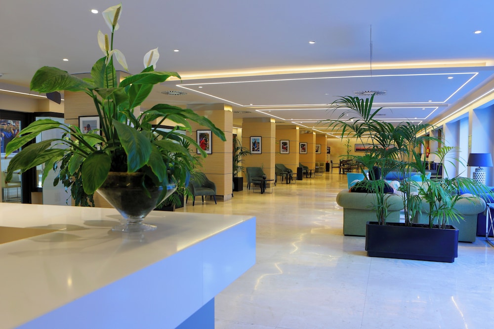 Aparthotel PYR Fuengirola — Hotel building in Fuengirola, Andalusia