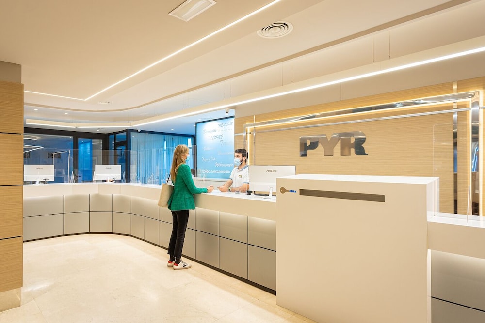 Aparthotel PYR Fuengirola — Hotel building in Fuengirola, Andalusia