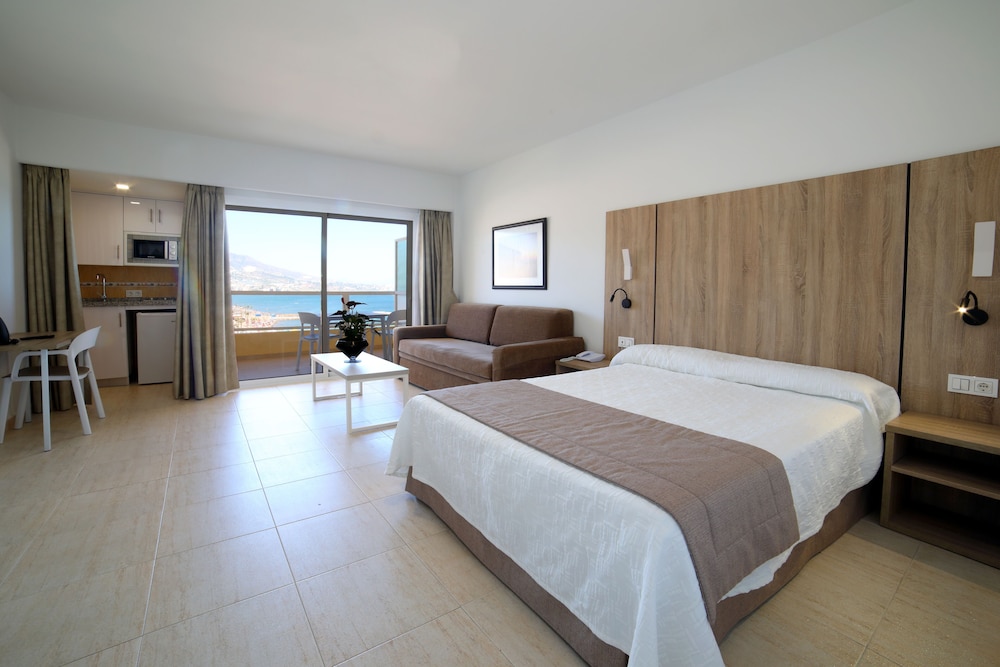 Aparthotel PYR Fuengirola — Hotel rooms in Fuengirola, Andalusia
