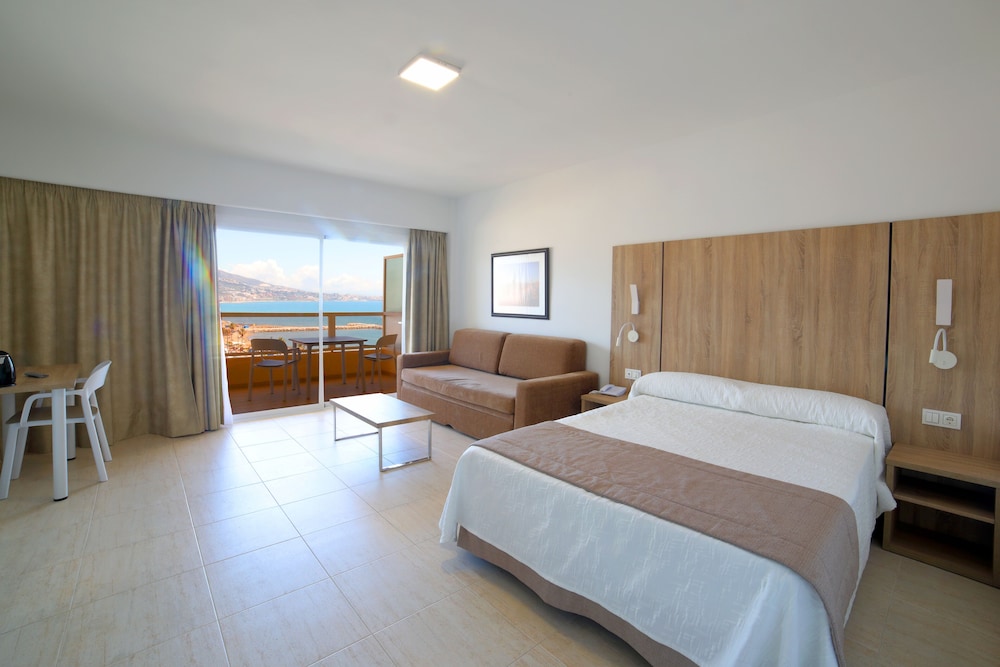 Aparthotel PYR Fuengirola — Hotel rooms in Fuengirola, Andalusia