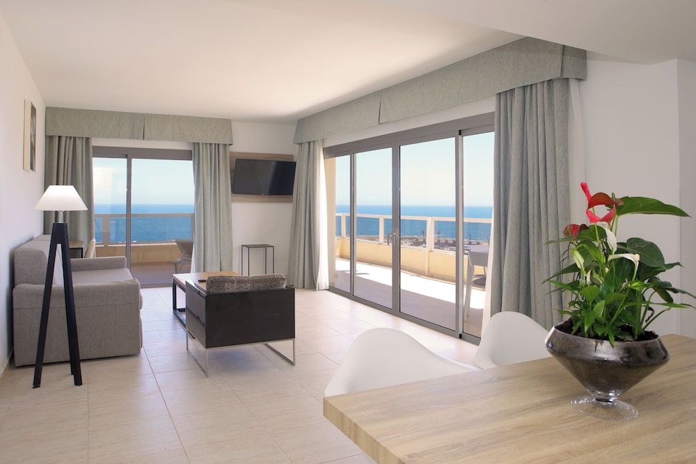 Aparthotel PYR Fuengirola — Hotel rooms in Fuengirola, Andalusia