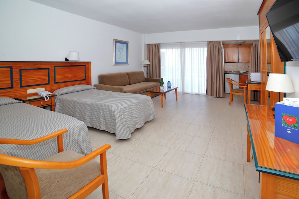 Aparthotel PYR Fuengirola — Hotel rooms in Fuengirola, Andalusia