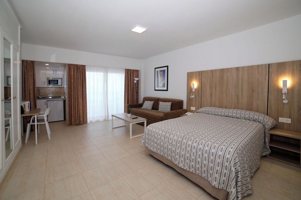 Aparthotel PYR Fuengirola — Hotel rooms in Fuengirola, Andalusia