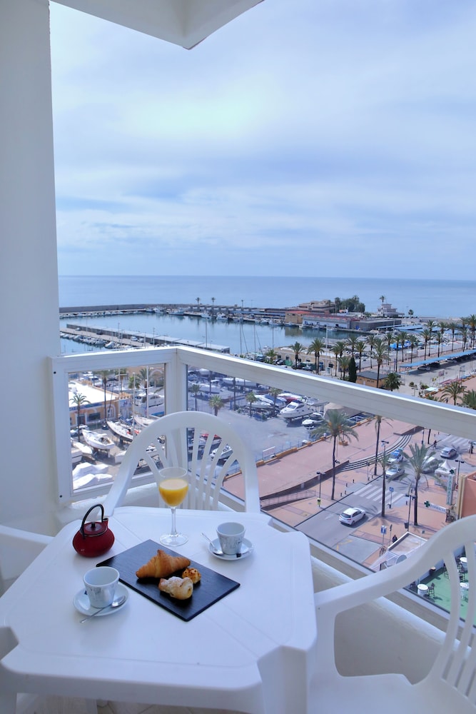 Aparthotel PYR Fuengirola — Hotel rooms in Fuengirola, Andalusia