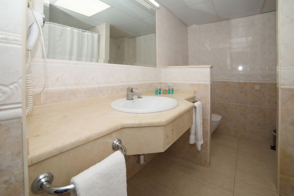 Aparthotel PYR Fuengirola — Hotel rooms in Fuengirola, Andalusia