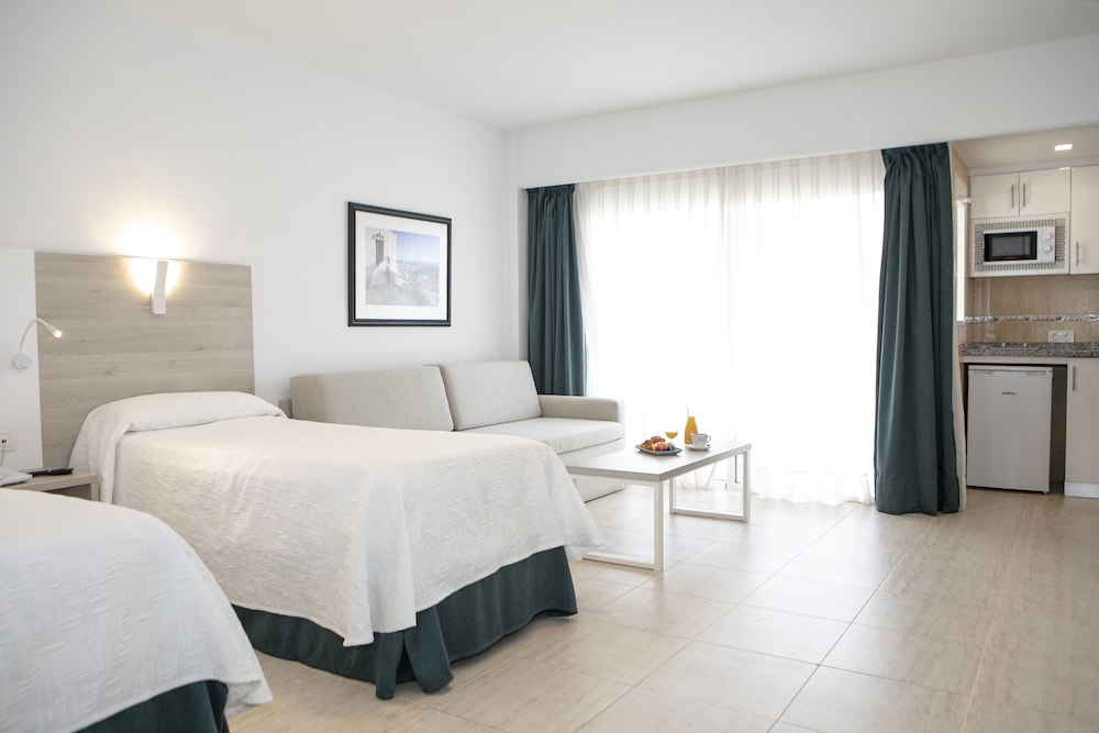 Aparthotel PYR Fuengirola — Hotel rooms in Fuengirola, Andalusia