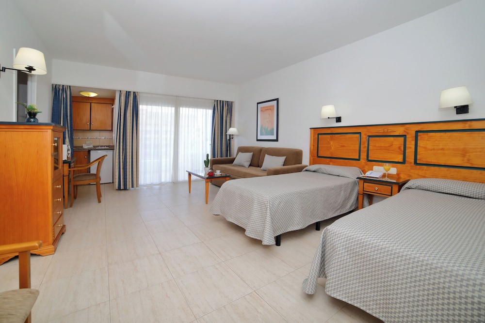 Aparthotel PYR Fuengirola — Hotel rooms in Fuengirola, Andalusia