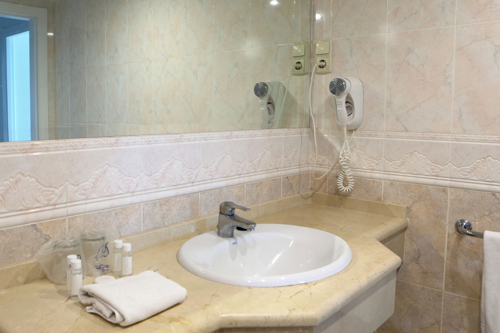 Aparthotel PYR Fuengirola — Hotel rooms in Fuengirola, Andalusia