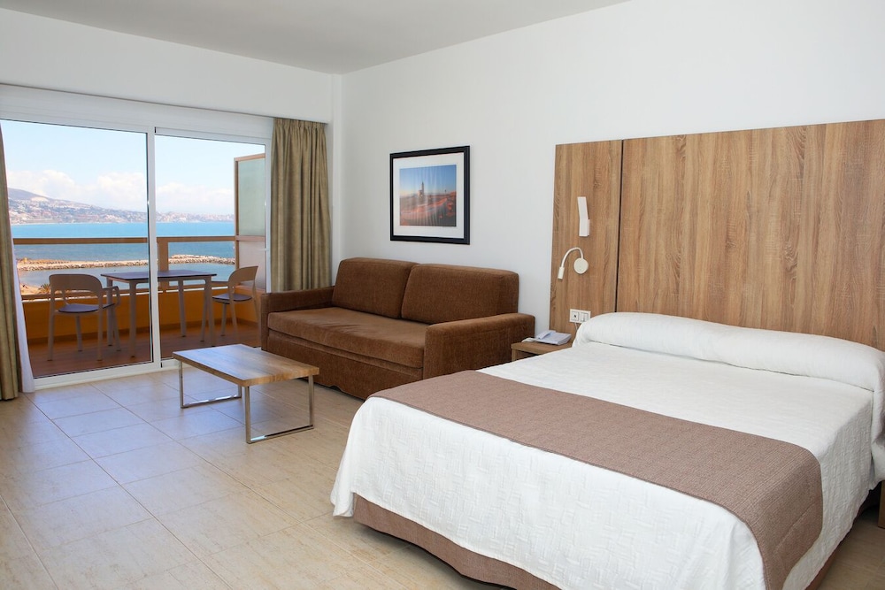 Aparthotel PYR Fuengirola — Hotel rooms in Fuengirola, Andalusia