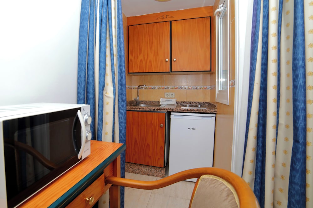 Aparthotel PYR Fuengirola — Hotel rooms in Fuengirola, Andalusia