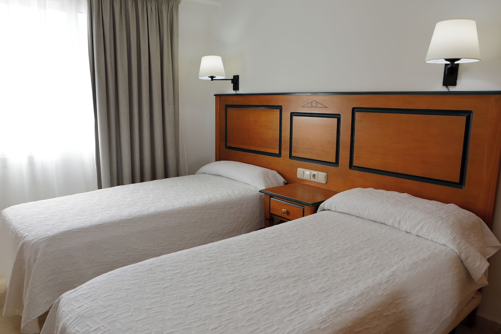 Aparthotel PYR Fuengirola — Hotel rooms in Fuengirola, Andalusia