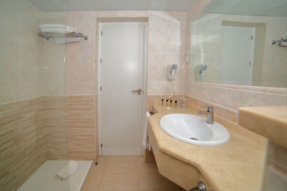 Aparthotel PYR Fuengirola — Hotel rooms in Fuengirola, Andalusia
