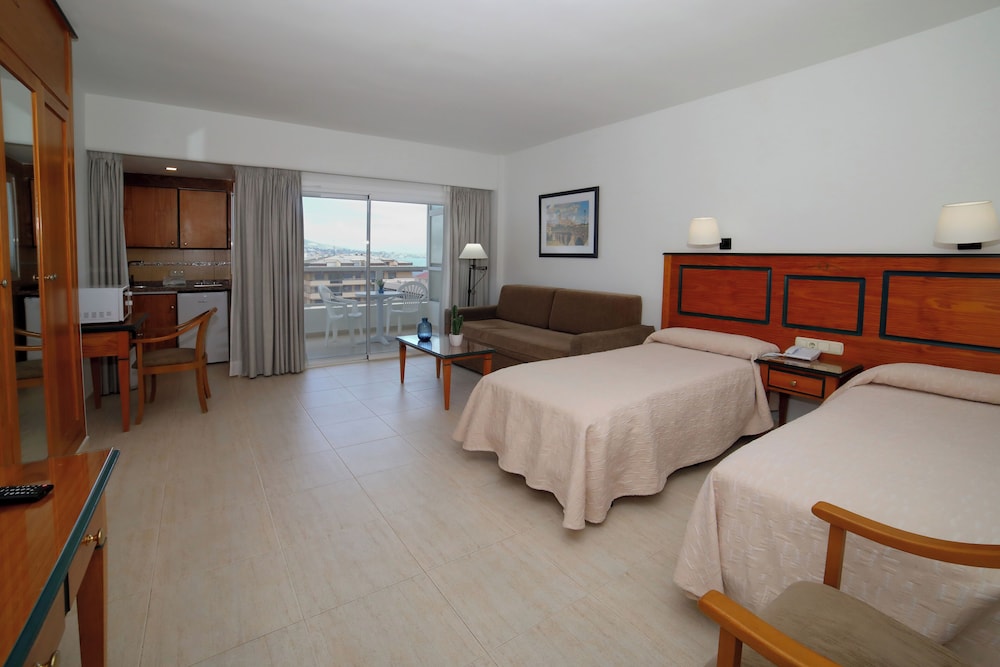 Aparthotel PYR Fuengirola — Hotel rooms in Fuengirola, Andalusia