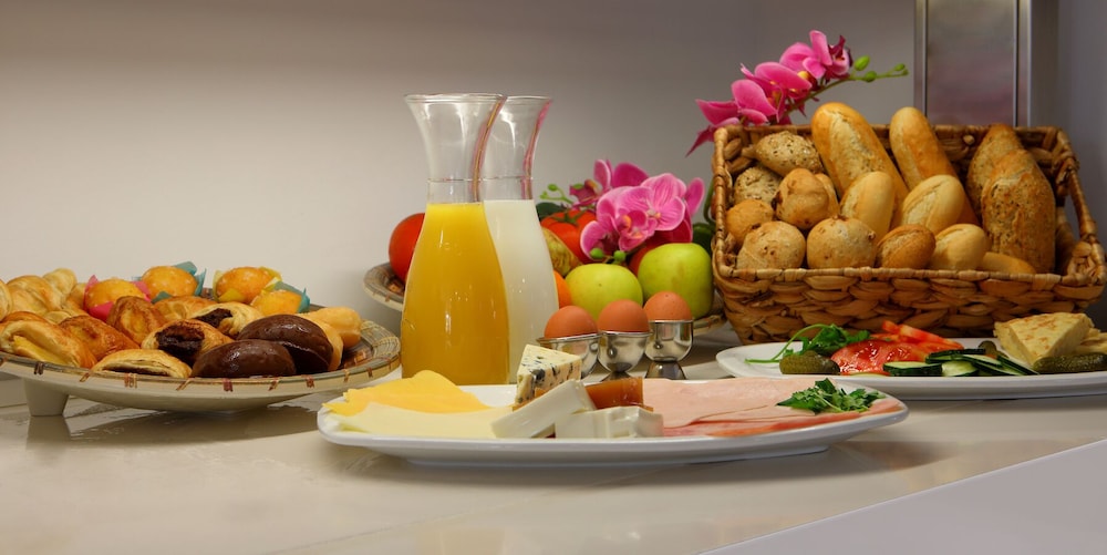 Aparthotel PYR Fuengirola — Restaurant & bars in Fuengirola, Andalusia