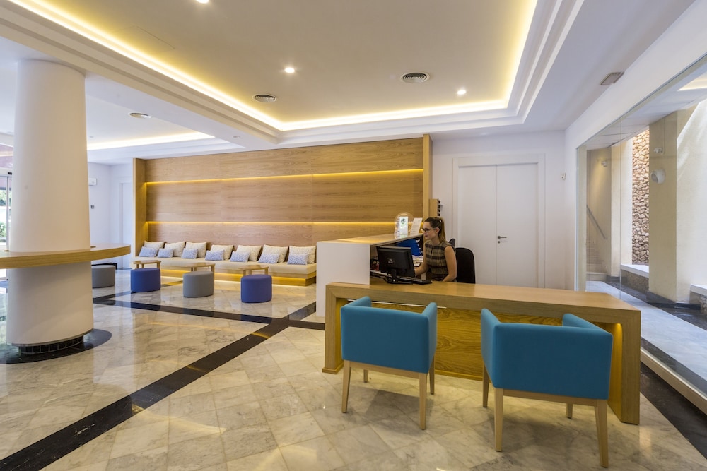 Comitas Floramar — Hotel building in Cala Galdana, Balearic Islands