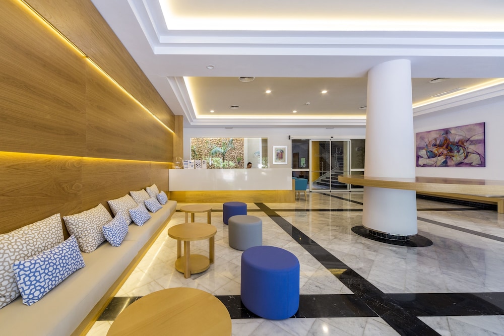 Comitas Floramar — Hotel building in Cala Galdana, Balearic Islands