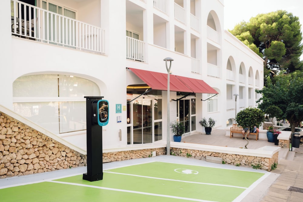 Comitas Floramar — Hotel building in Cala Galdana, Balearic Islands
