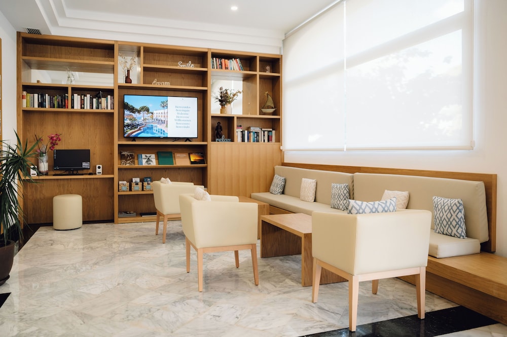 Comitas Floramar — Hotel building in Cala Galdana, Balearic Islands