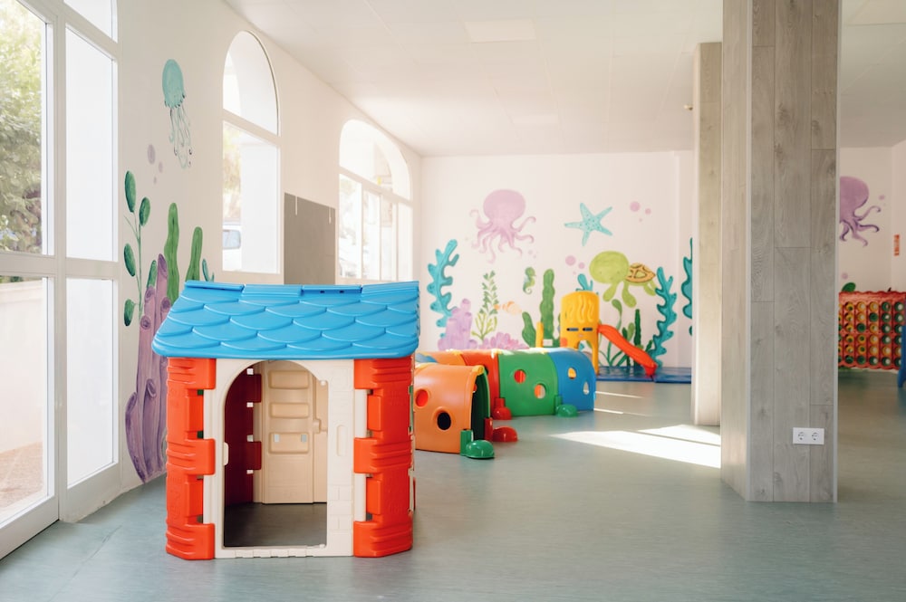Comitas Floramar — Attractions for children in Cala Galdana, Balearic Islands