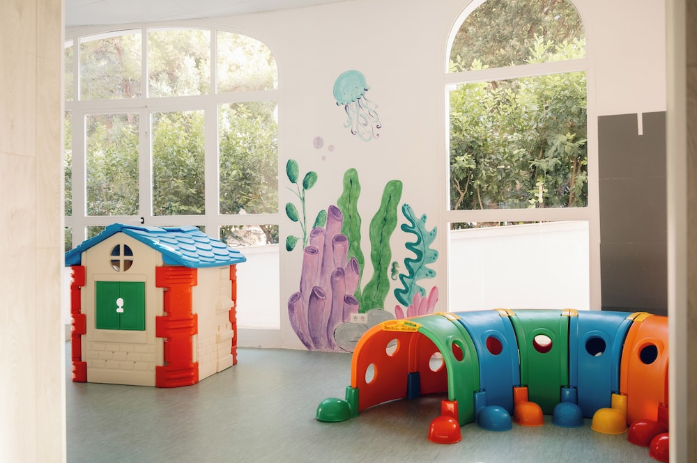 Comitas Floramar — Attractions for children in Cala Galdana, Balearic Islands