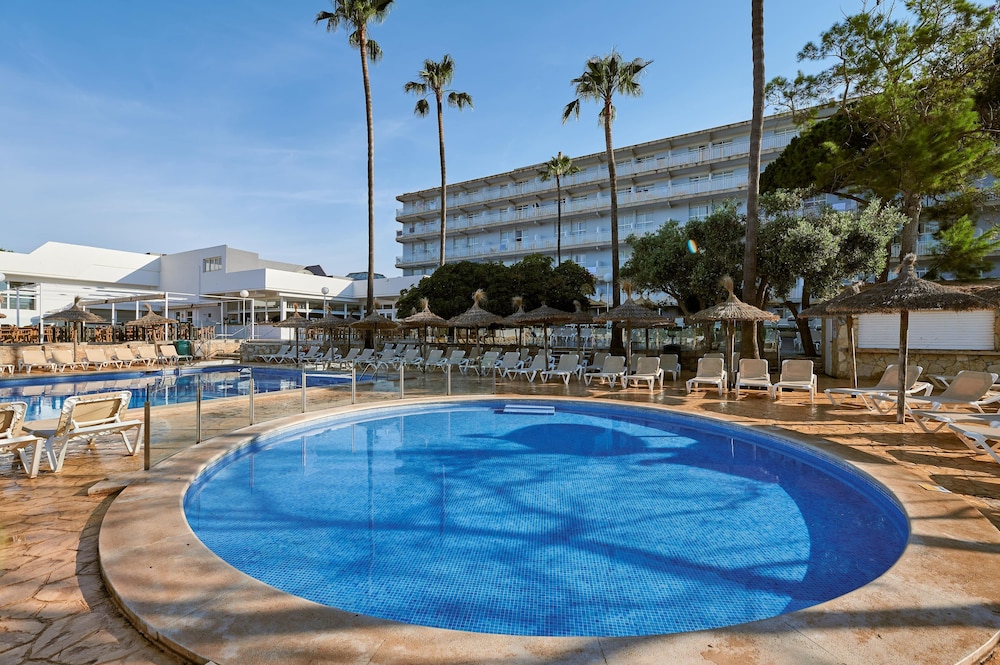 AluaSun Cala Antena- All Inclusive - Hyatt Inclusive Collection — Swimming pool in Calas de Mallorca, Balearic Islands