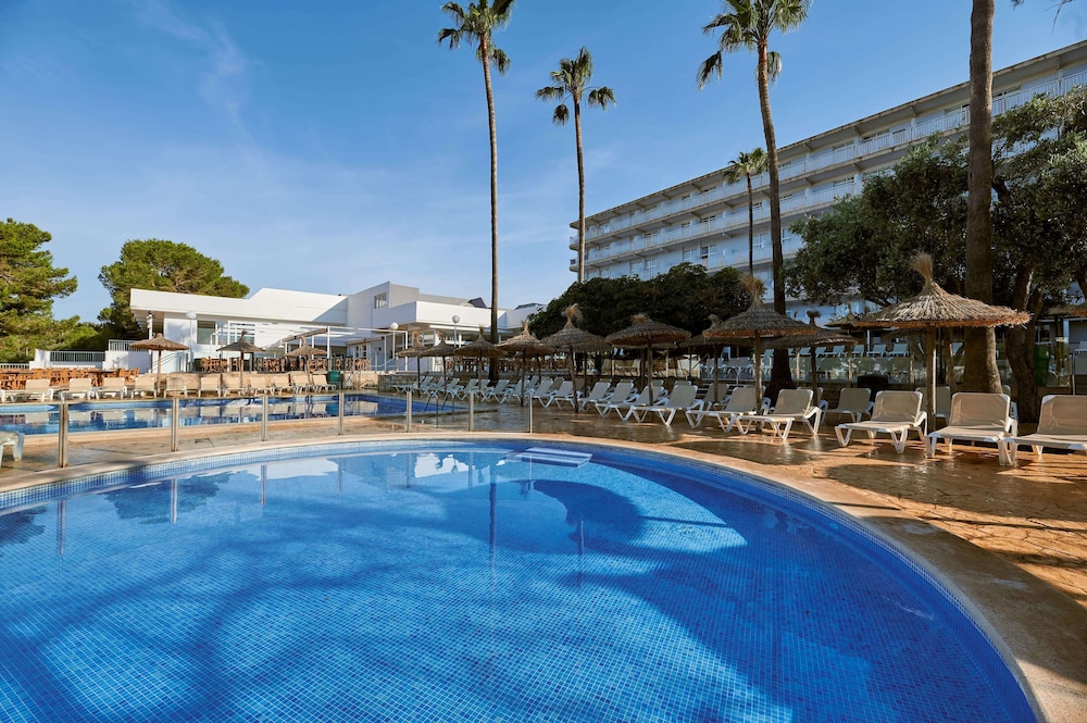 AluaSun Cala Antena- All Inclusive - Hyatt Inclusive Collection — Swimming pool in Calas de Mallorca, Balearic Islands