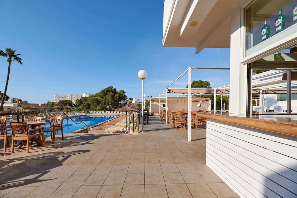 AluaSun Cala Antena- All Inclusive - Hyatt Inclusive Collection — Swimming pool in Calas de Mallorca, Balearic Islands