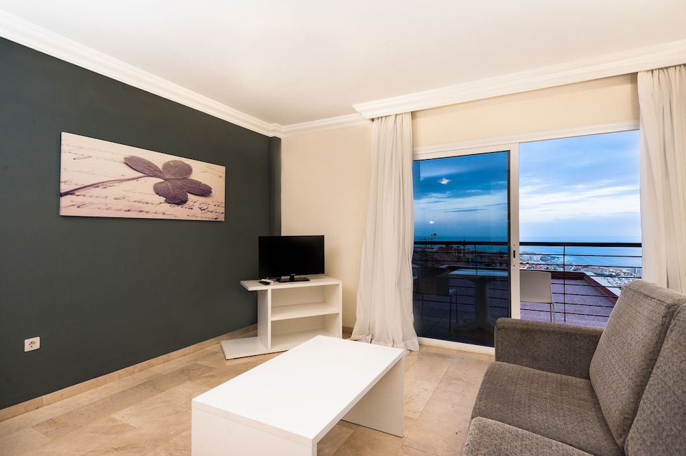 Kn Aparthotel Panoramica Heights — Hotel rooms in Costa Adeje, Canary Islands