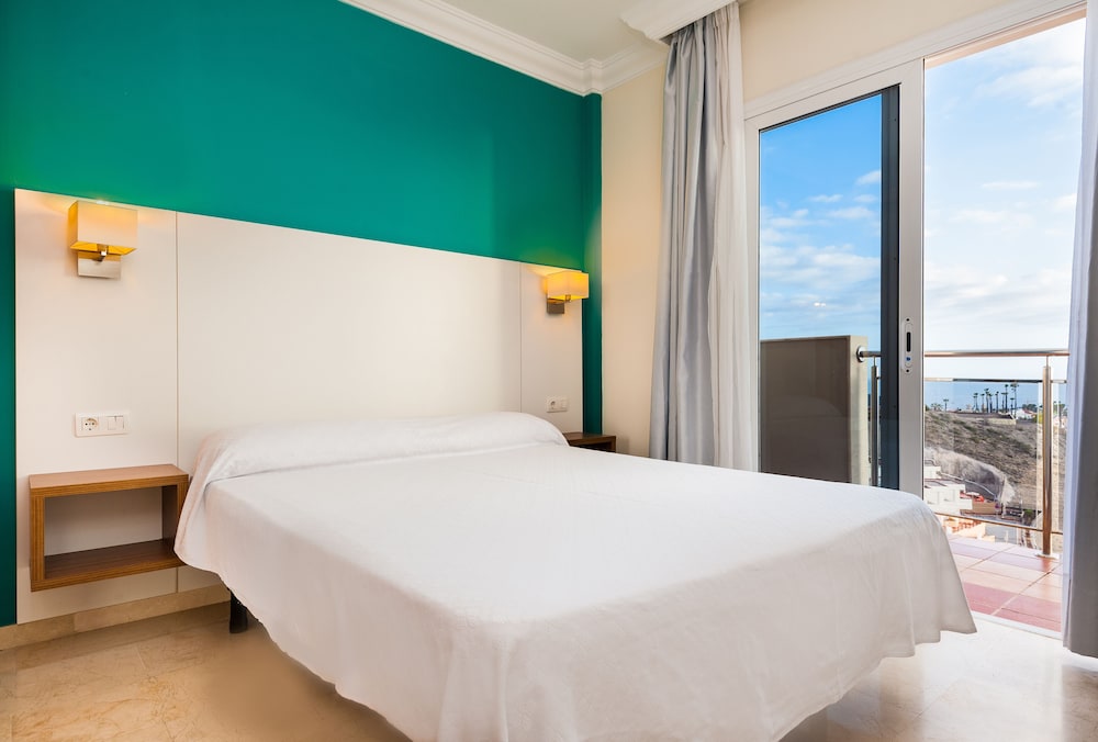 Kn Aparthotel Panoramica Heights — Hotel rooms in Costa Adeje, Canary Islands