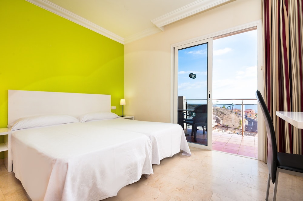 Kn Aparthotel Panoramica Heights — Hotel rooms in Costa Adeje, Canary Islands
