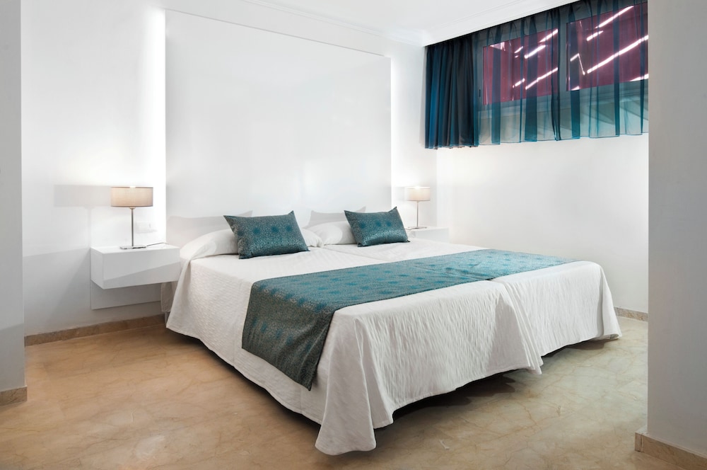 Kn Aparthotel Panoramica Heights — Hotel rooms in Costa Adeje, Canary Islands