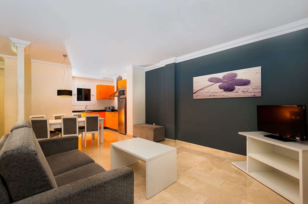 Kn Aparthotel Panoramica Heights — Hotel rooms in Costa Adeje, Canary Islands