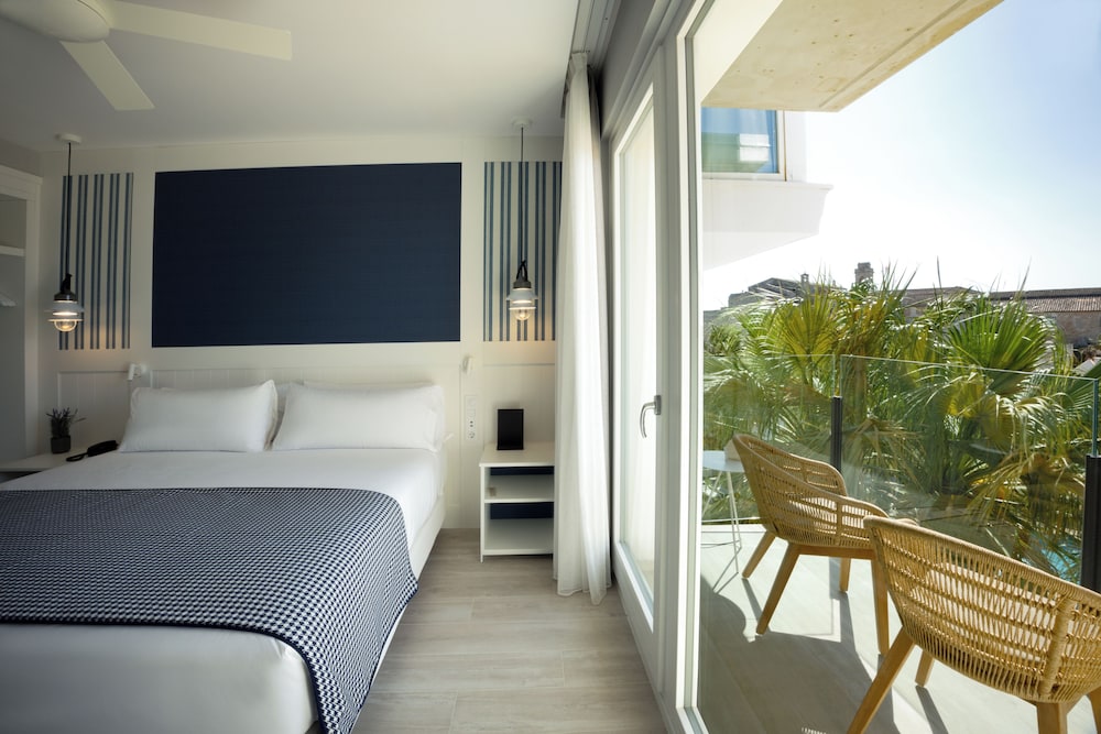 Catalonia Mirador des Port — Hotel rooms in Mahon, Balearic Islands