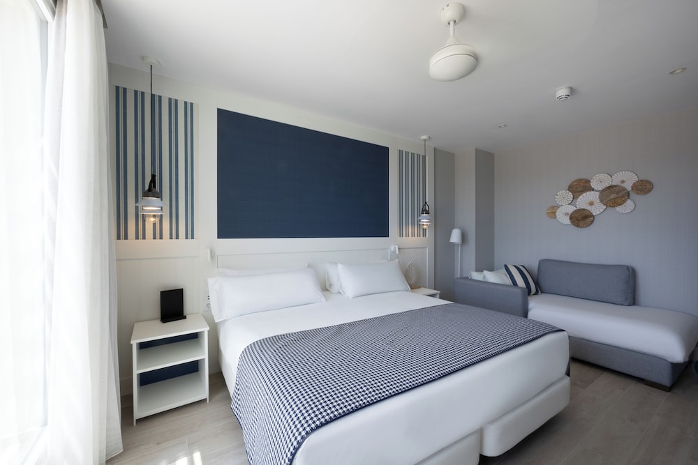 Catalonia Mirador des Port — Hotel rooms in Mahon, Balearic Islands