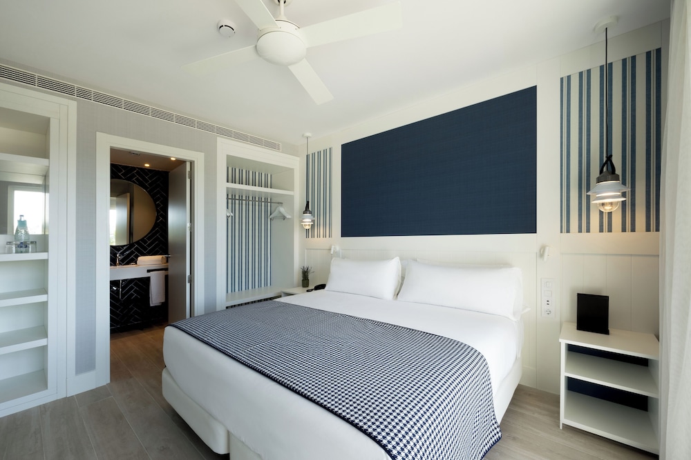 Catalonia Mirador des Port — Hotel rooms in Mahon, Balearic Islands