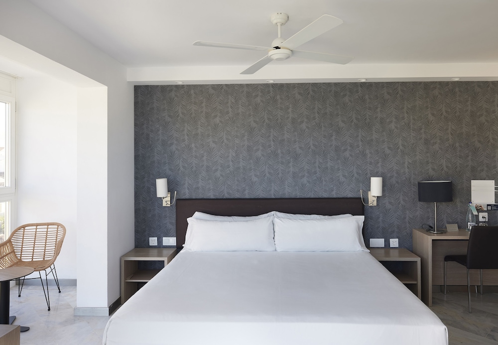 Catalonia Mirador des Port — Hotel rooms in Mahon, Balearic Islands