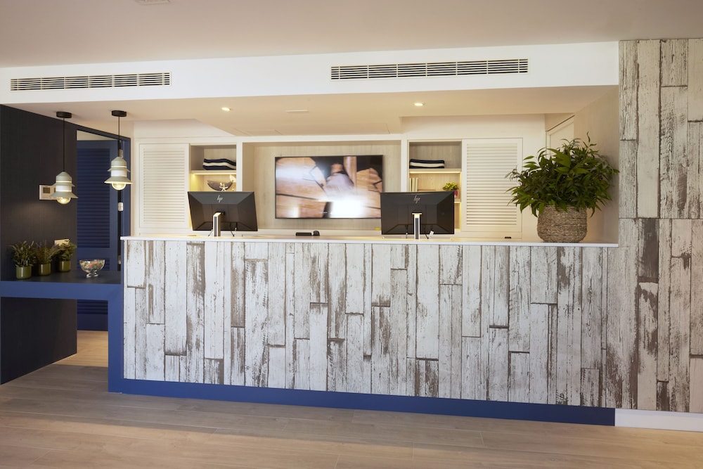 Catalonia Mirador des Port — Hotel building in Mahon, Balearic Islands