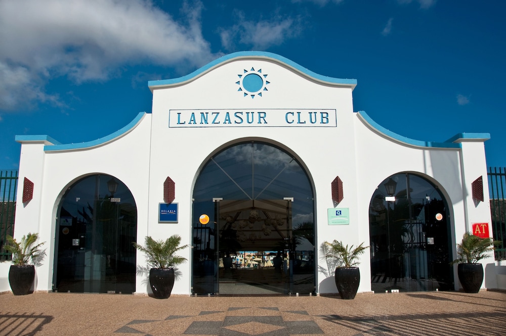 Relaxia Lanzasur- All Inclusive — Hotel building in Playa Blanca, Canary Islands