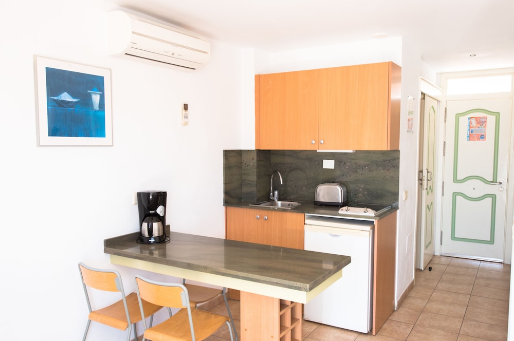 Apartamentos Karina — Hotel rooms in Playa del Ingles, Canary Islands